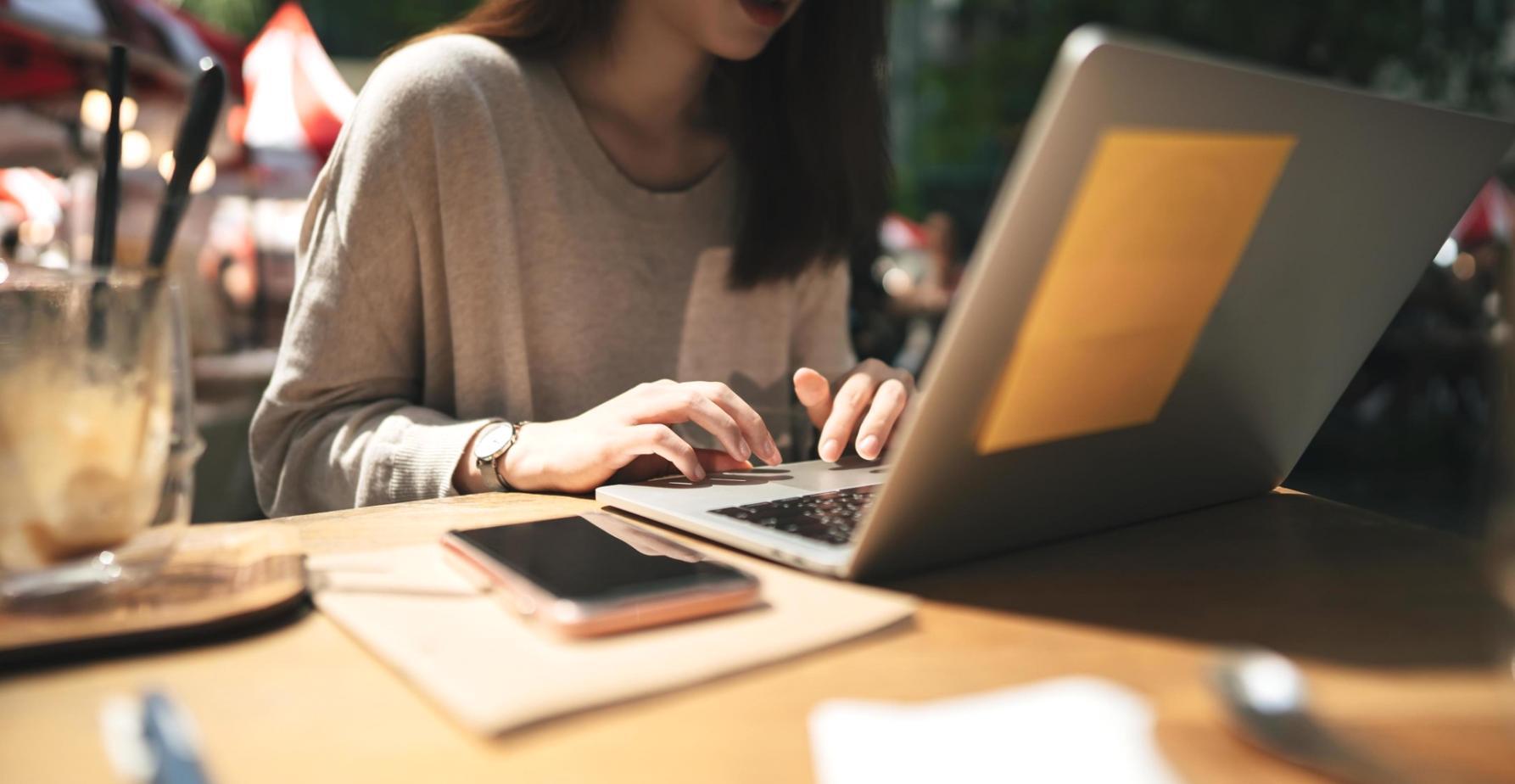 Analyse de documents juridiques et financiers en séance de formation
